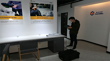 Сотрудник ControlNice сканирует с помощью сканера Drake 3D